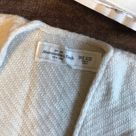 Abercrombie & Fitch Poncho in Cream, Beige, Gray - One Size Fits All - Picture 2 of 7